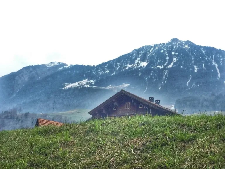 montagne maison isolée