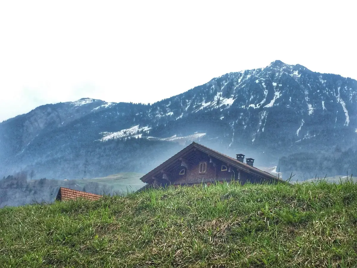 montagne maison isolée