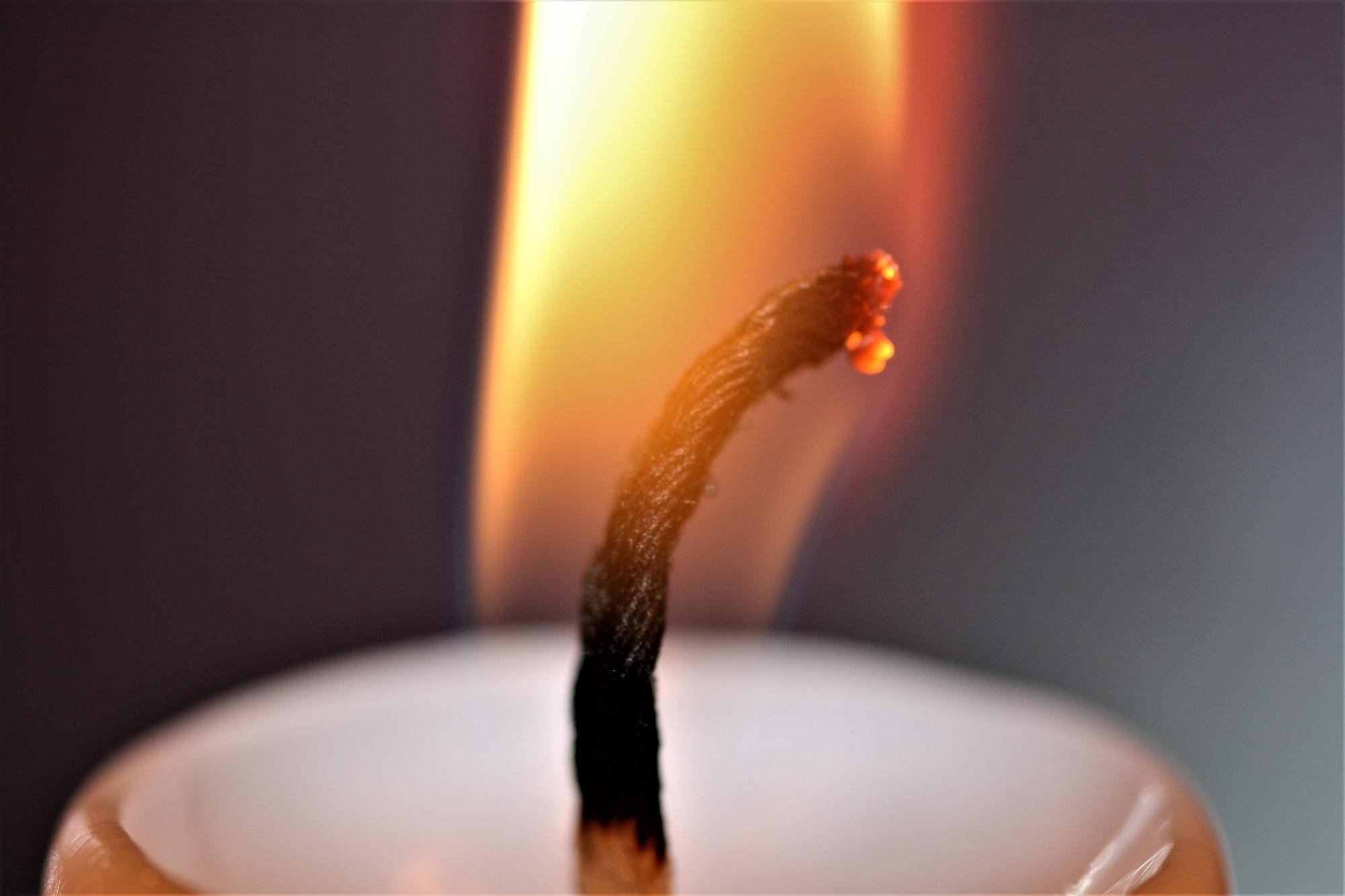 Que veut dire « brûler la chandelle par les deux bouts » au juste ?