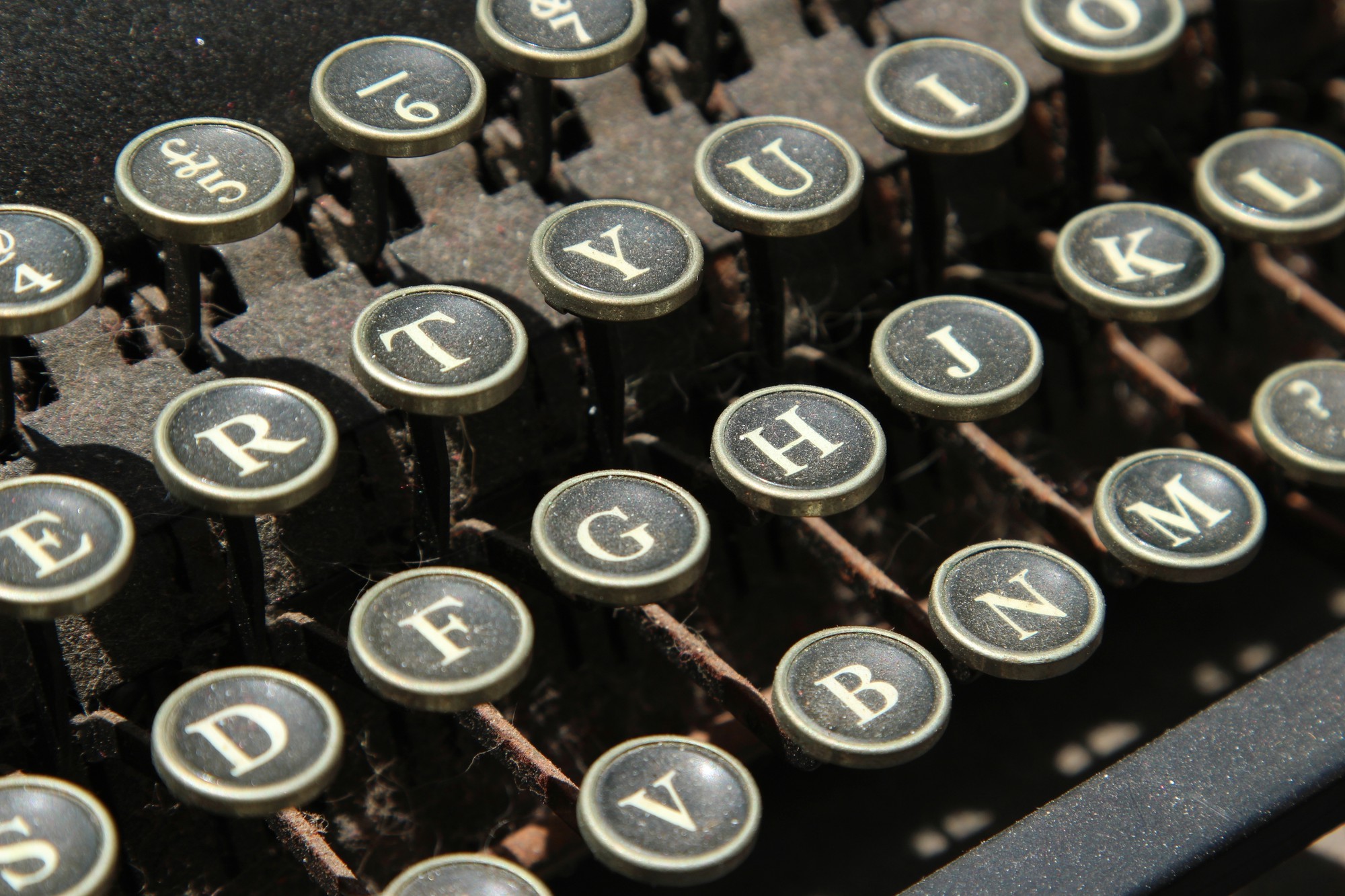 Quel auteur a écrit un livre sans la lettre e ?